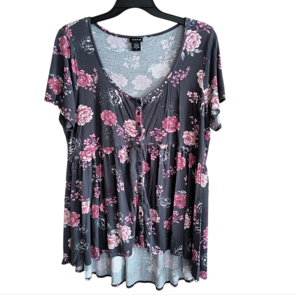 Torrid Floral Pink and Gray Short Sleeve Babydoll Style Tunic Top. Size 2X